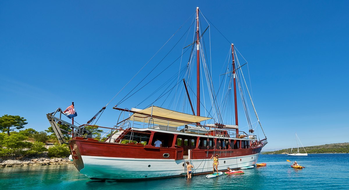 ROMANCA yacht charter 5