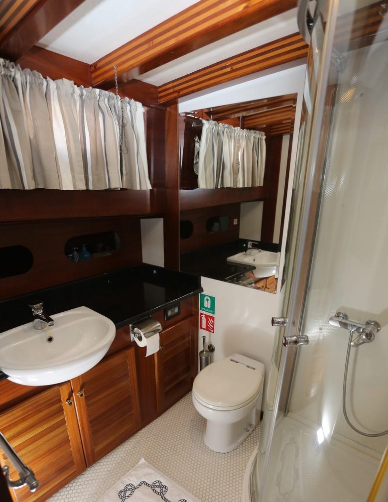 Yacht charter ROS MARE YACHT CHARTER