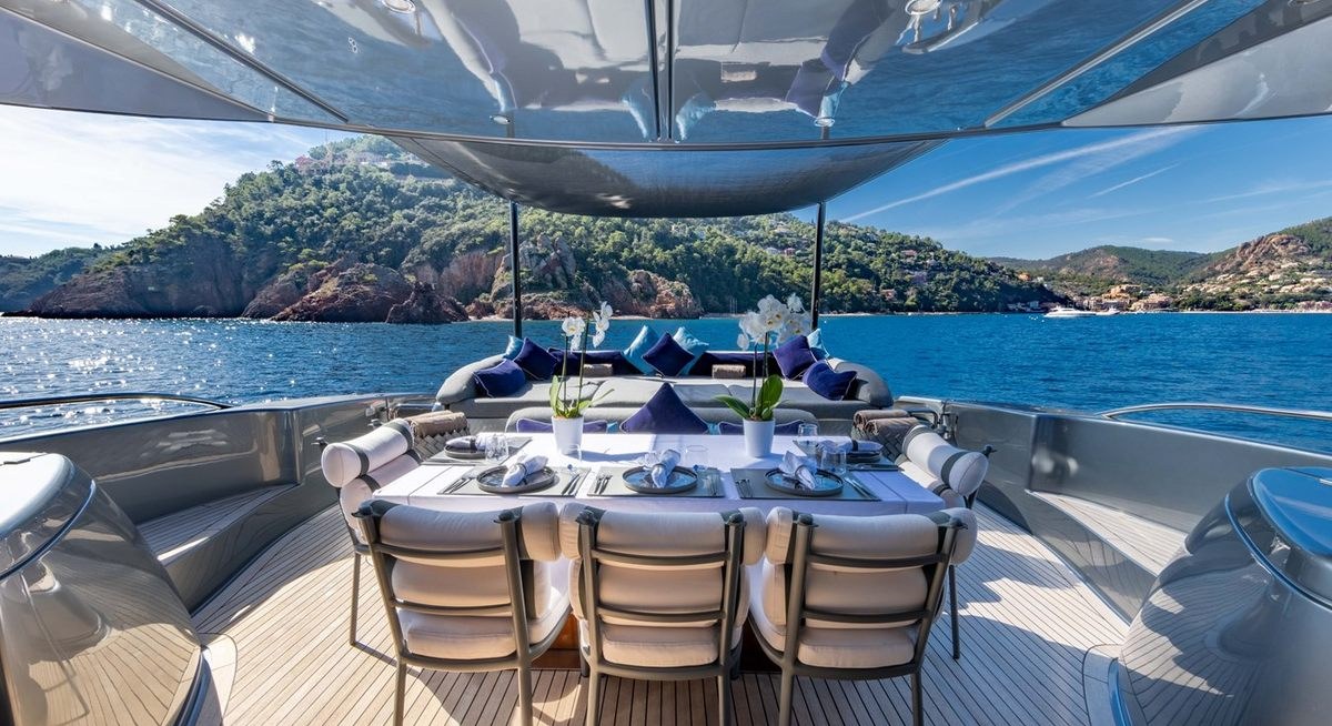SILVER BREEZE yacht charter 3