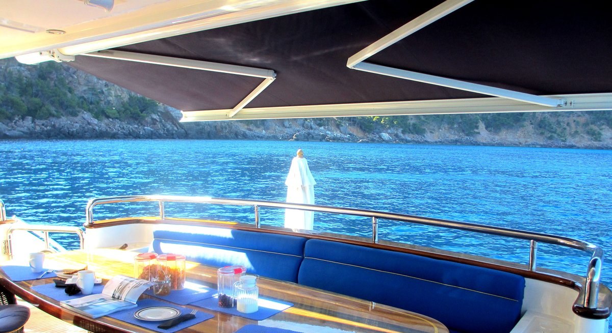 SMILES OF MILES yacht charter 4