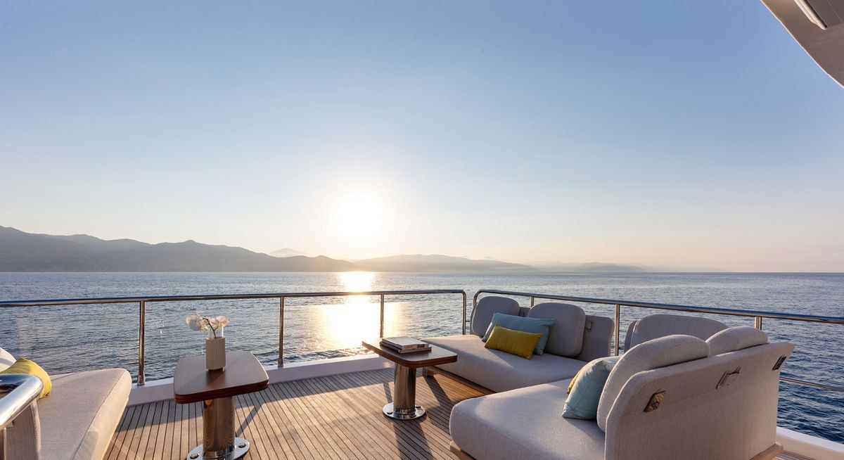 SOLSTICE yacht charter 4
