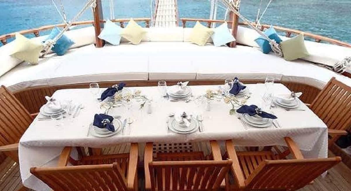 STELLA QUEEN yacht charter 4