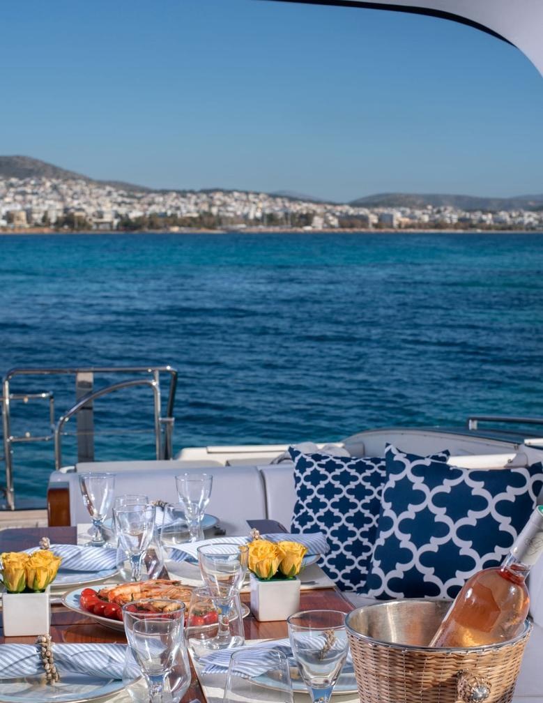 تأجير يخت TURN ON YACHT CHARTER