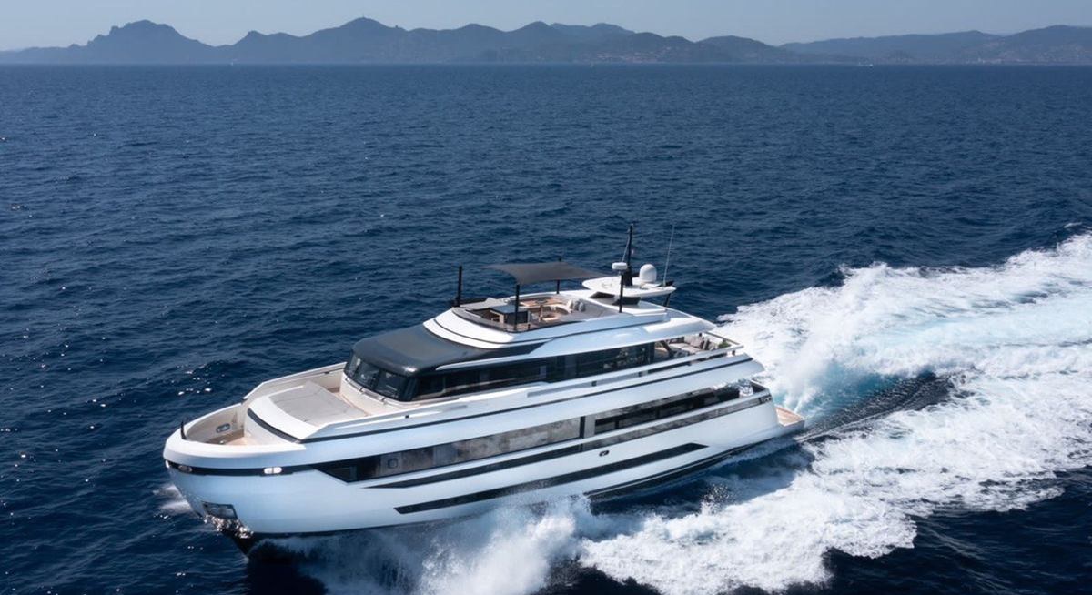 UILIA yacht charter 1