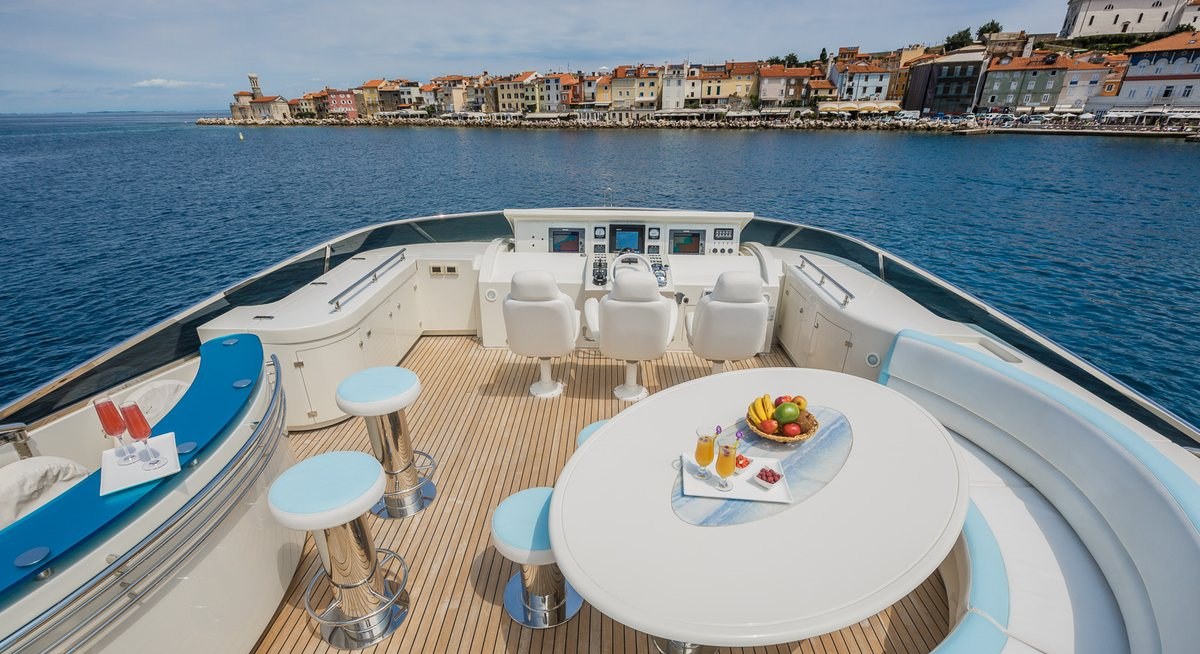 VELLMARI yacht charter 3