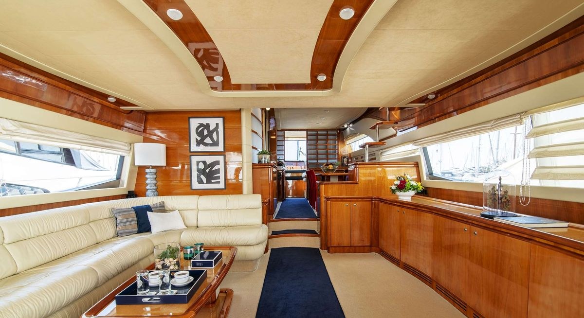 VENTUS 21 yacht charter 4