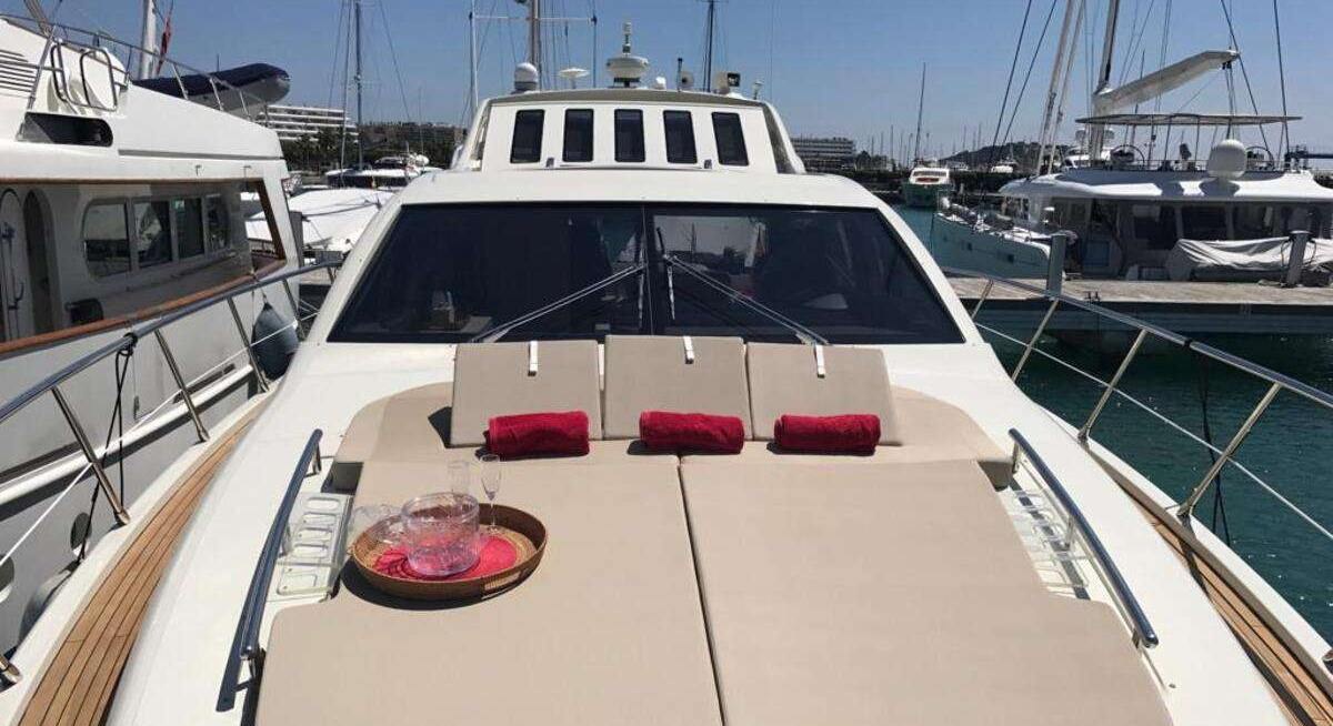 ZIPI ZAPE yacht charter 2